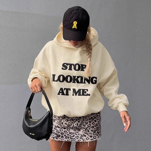 Damernas avslappnade hoodie med iögonfallande text Mirla-Eva Jonsson