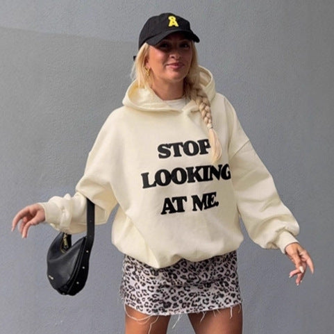 Damernas avslappnade hoodie med iögonfallande text Mirla-Eva Jonsson