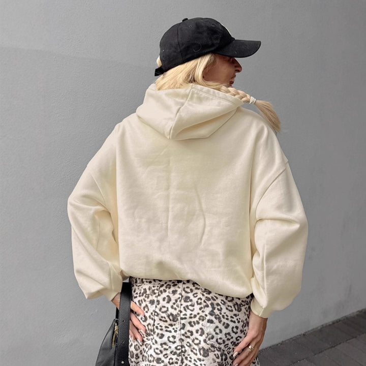 Damernas avslappnade hoodie med iögonfallande text Mirla-Eva Jonsson