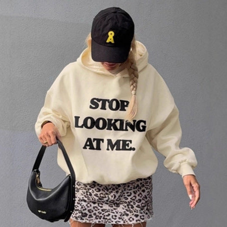Damernas avslappnade hoodie med iögonfallande text Mirla-Eva Jonsson