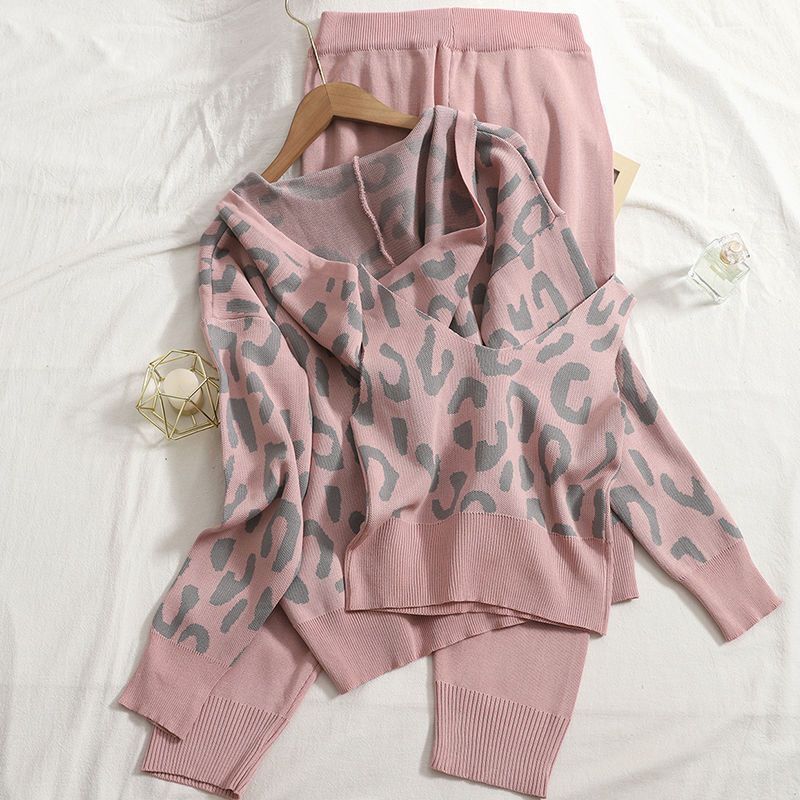 Damernas avslappnade hoodie- och joggingdräkt-set med leopardmönster Mirla-Eva Jonsson