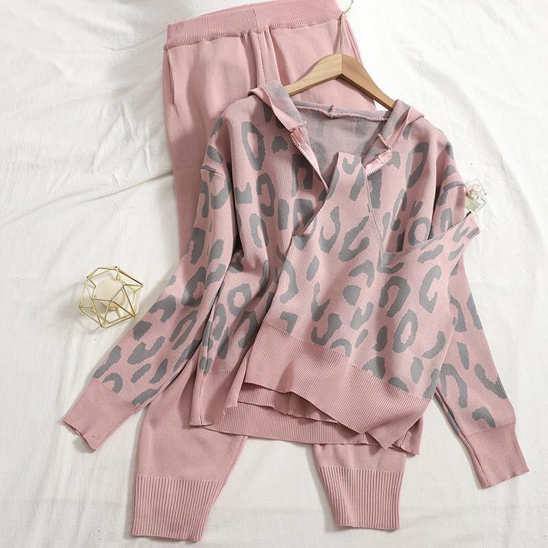 Damernas avslappnade hoodie- och joggingdräkt-set med leopardmönster Mirla-Eva Jonsson