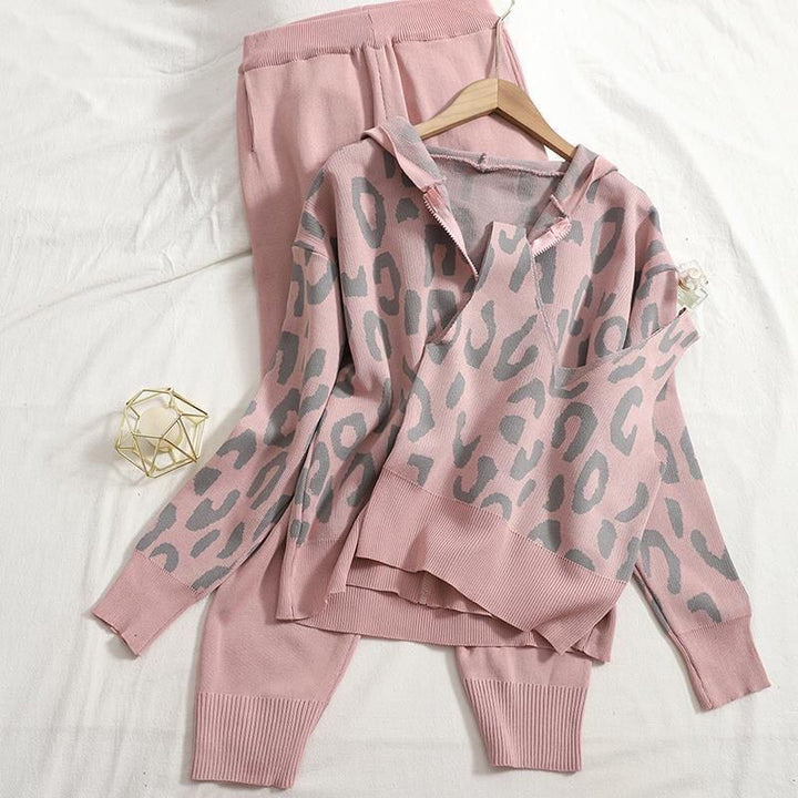 Damernas avslappnade hoodie- och joggingdräkt-set med leopardmönster Mirla-Eva Jonsson