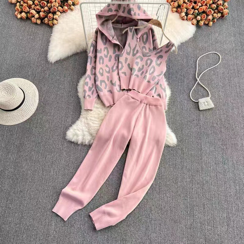 Damernas avslappnade hoodie- och joggingdräkt-set med leopardmönster Mirla-Eva Jonsson