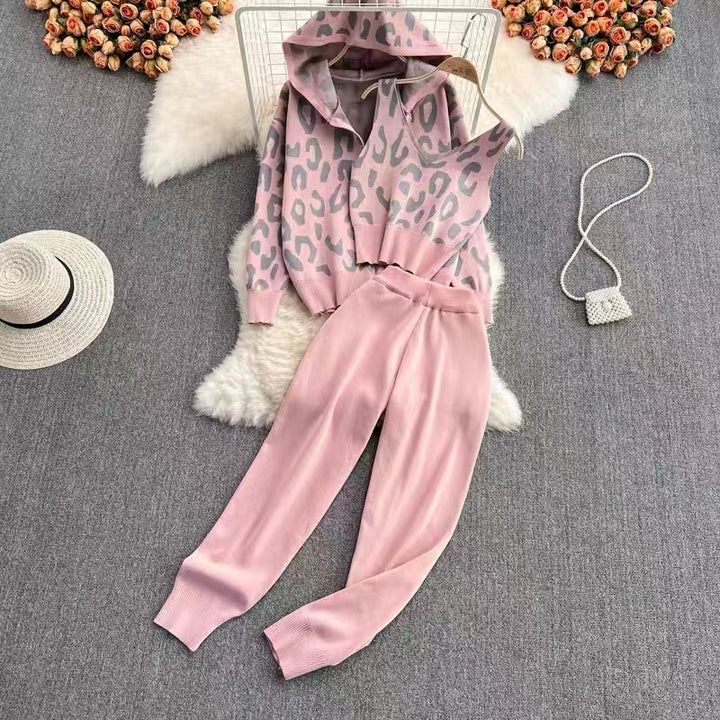 Damernas avslappnade hoodie- och joggingdräkt-set med leopardmönster Mirla-Eva Jonsson