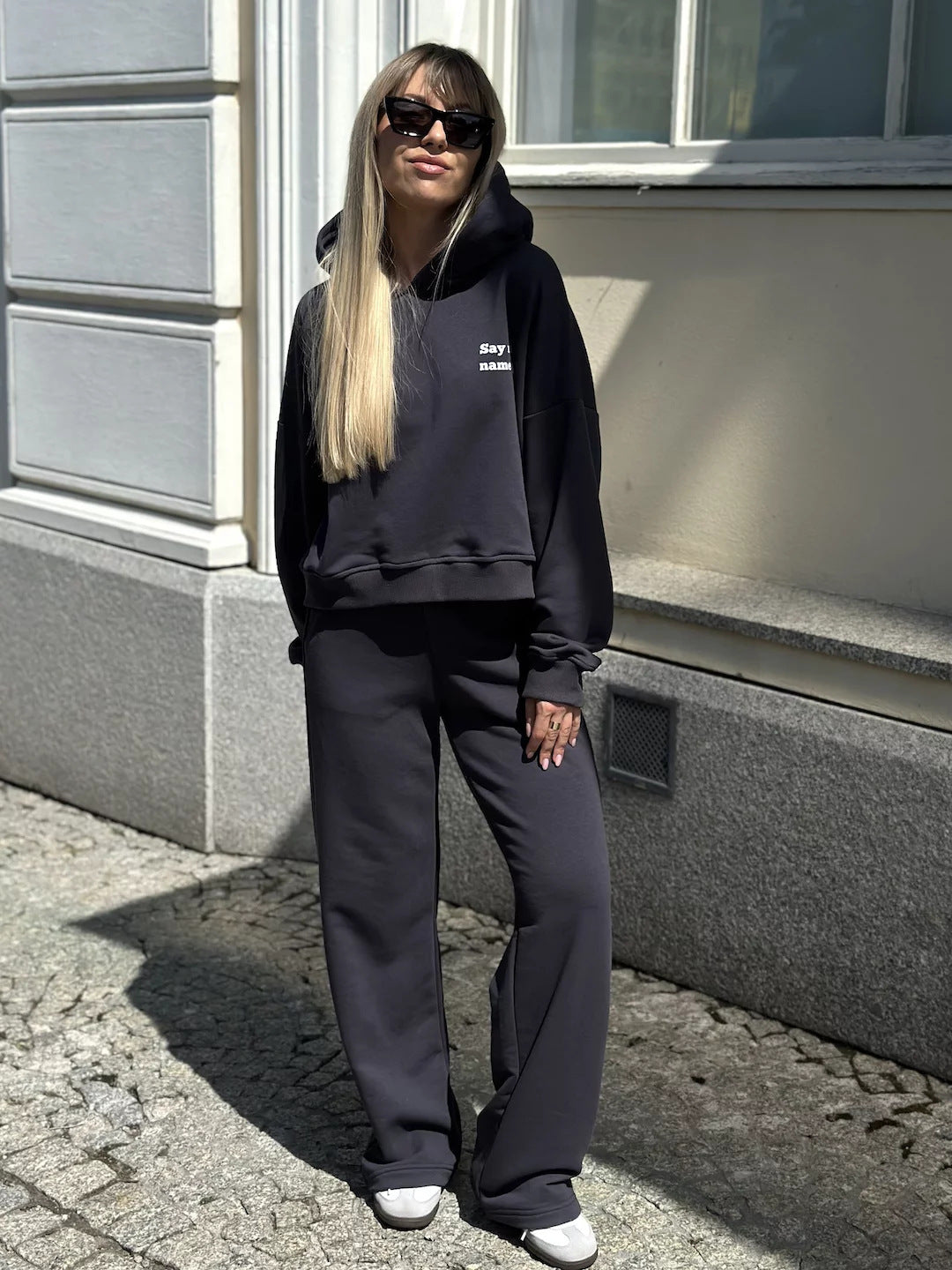 Damernas avslappnade hoodie och löst skurna joggers Mirla-Eva Jonsson