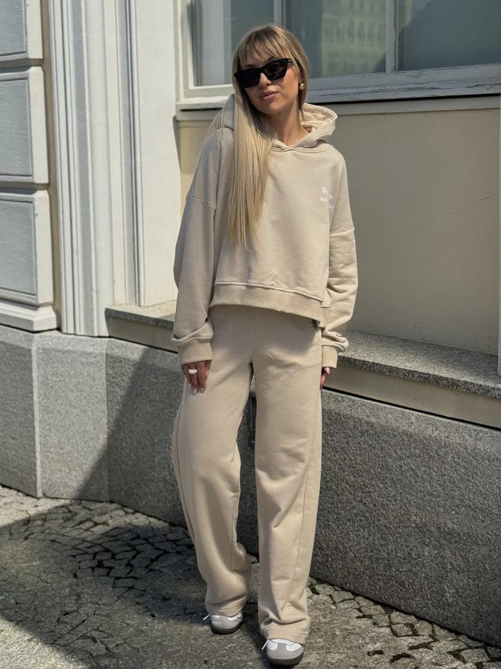 Damernas avslappnade hoodie och löst skurna joggers Mirla-Eva Jonsson