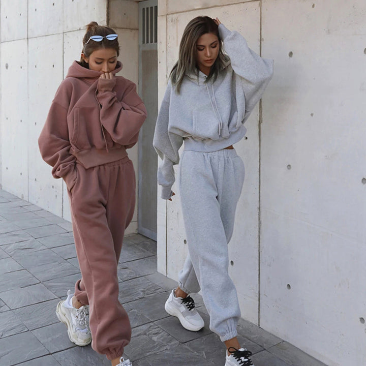 Damernas avslappnade hoodie-set med lös passform och praktiska fickor Mirla-Eva Jonsson