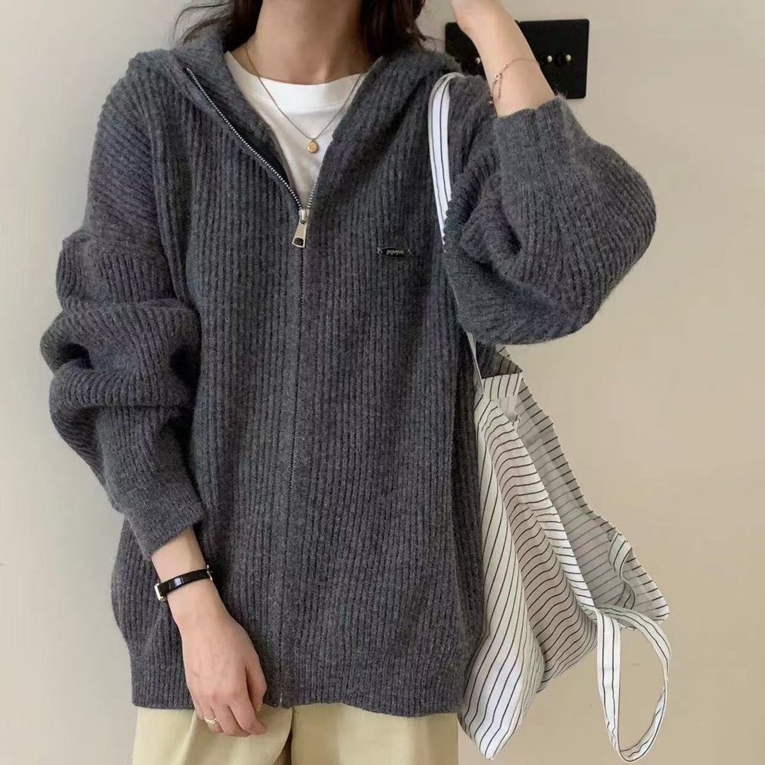 Damernas avslappnade hoodiejacka med fin ribbstruktur och praktisk dragkedja Mirla-Eva Jonsson