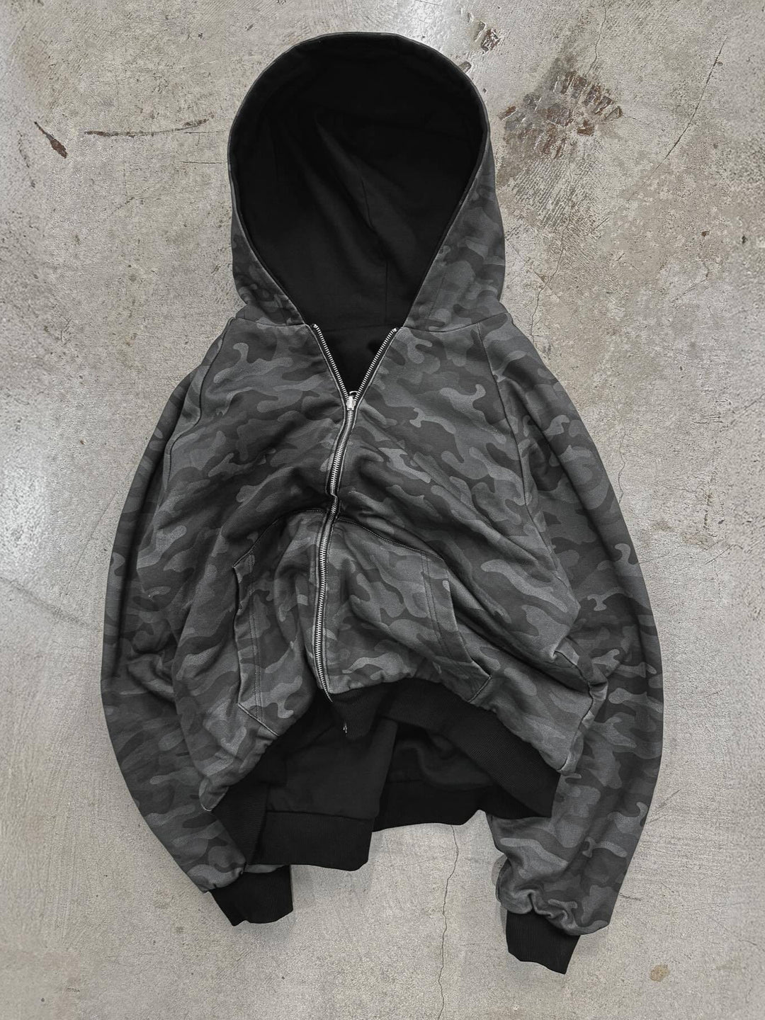 Damernas avslappnade huvjacka i camouflage-design Mirla-Eva Jonsson