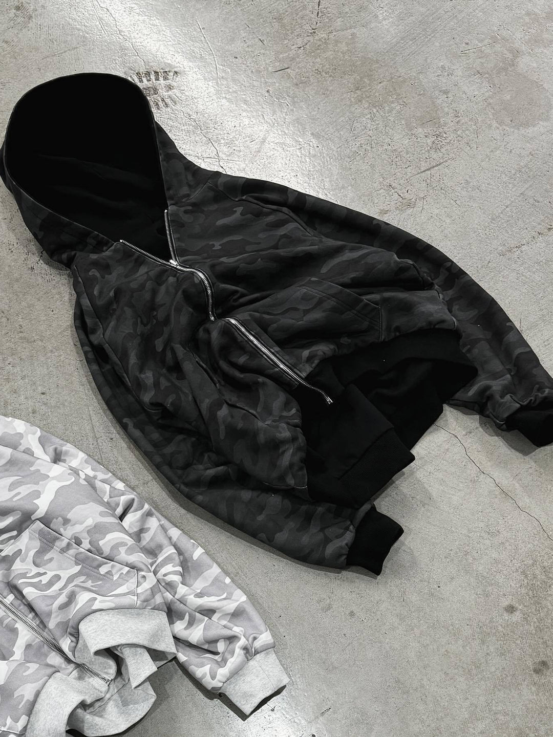 Damernas avslappnade huvjacka i camouflage-design Mirla-Eva Jonsson