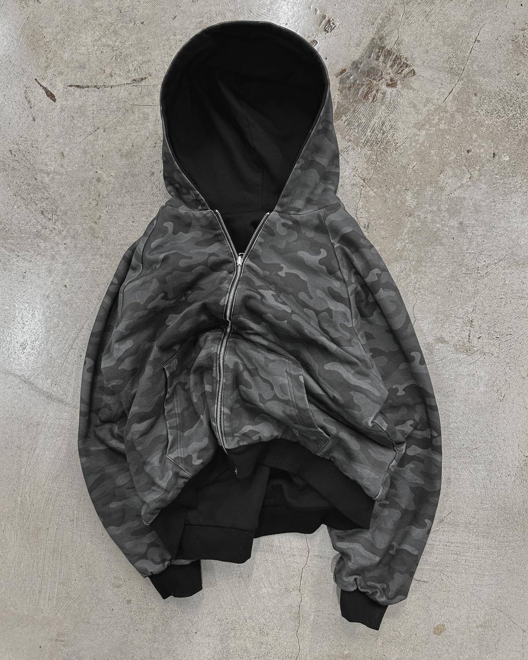 Damernas avslappnade huvjacka i camouflage-design Mirla-Eva Jonsson