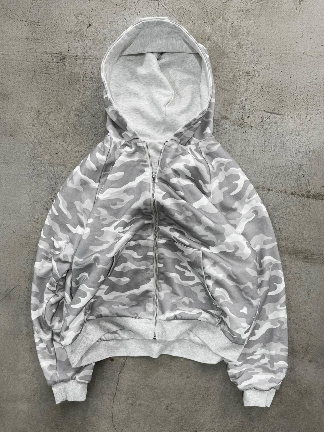 Damernas avslappnade huvjacka i camouflage-design Mirla-Eva Jonsson