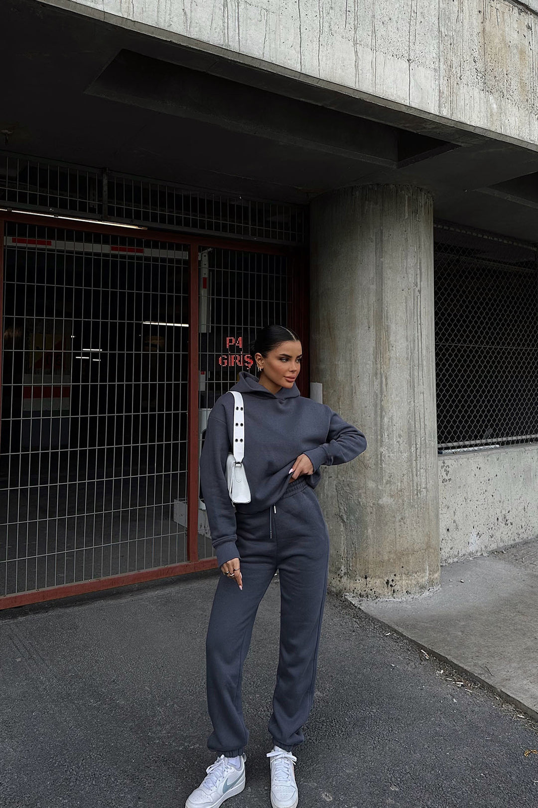 Damernas avslappnade huvtröja och joggingdräkt med elastisk midja och oversized snitt-Eva Jonsson