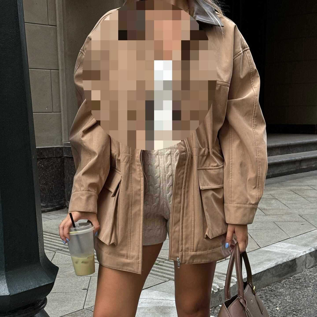 Damernas avslappnade jacka med minimalistisk look och praktiska fickor Mirla-Eva Jonsson