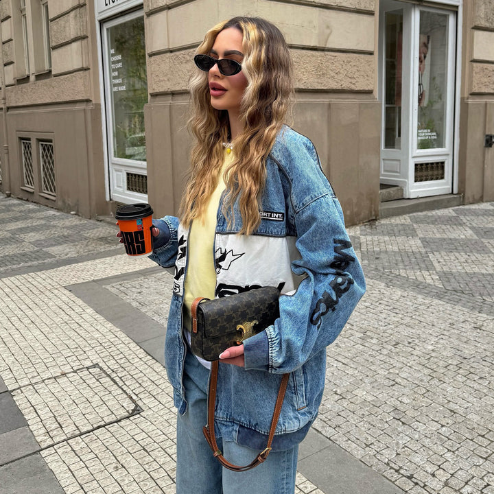Damernas avslappnade jeansjacka med kreativa grafikdetaljer Mirla-Eva Jonsson