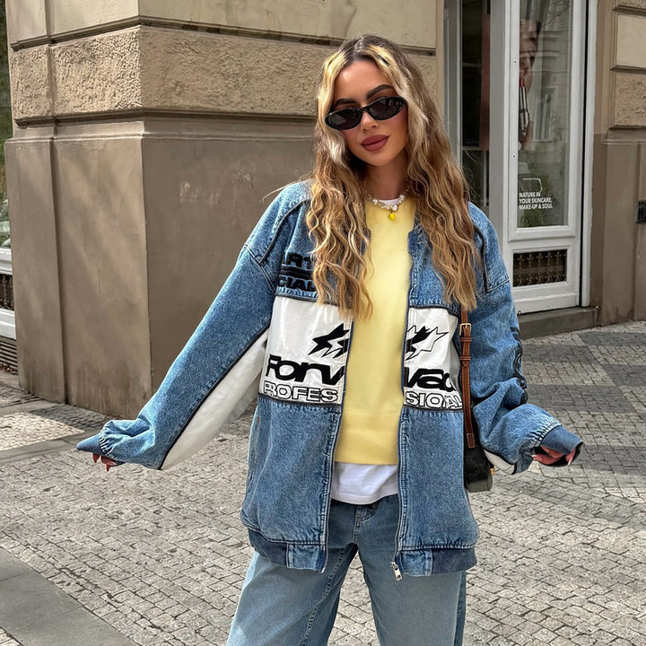 Damernas avslappnade jeansjacka med kreativa grafikdetaljer Mirla-Eva Jonsson