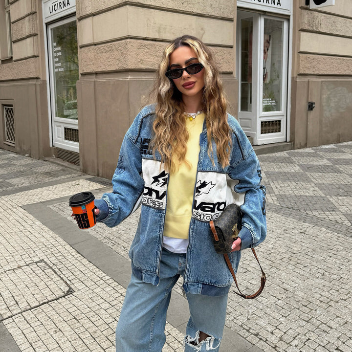 Damernas avslappnade jeansjacka med kreativa grafikdetaljer Mirla-Eva Jonsson