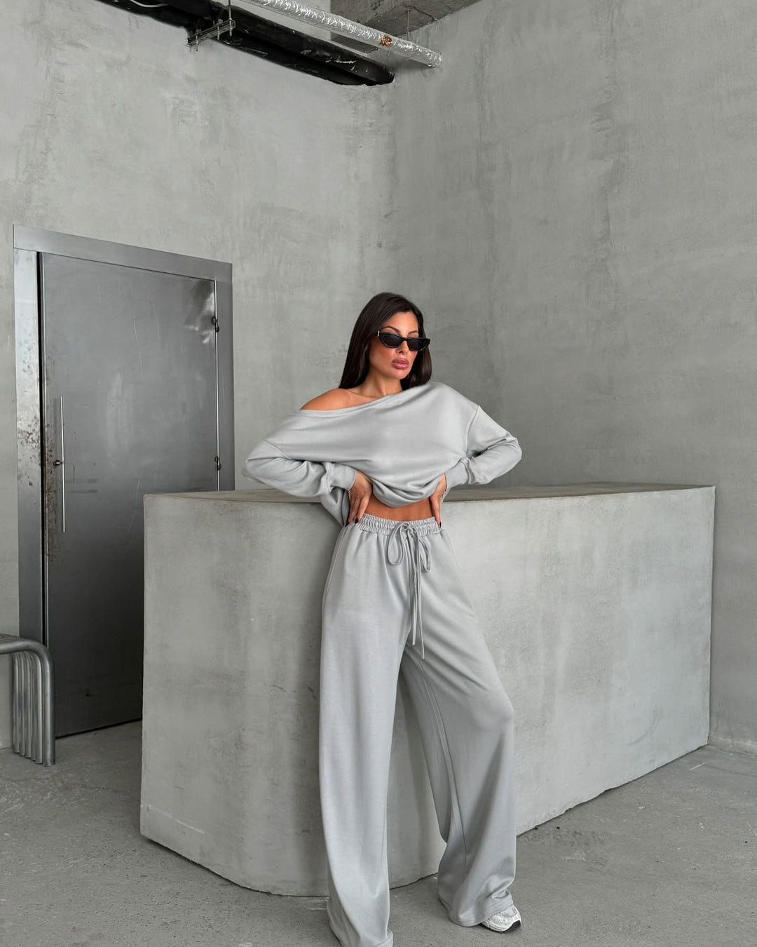 Damernas avslappnade jumpsuit med vida ben och off-shoulder design Mirla-Eva Jonsson