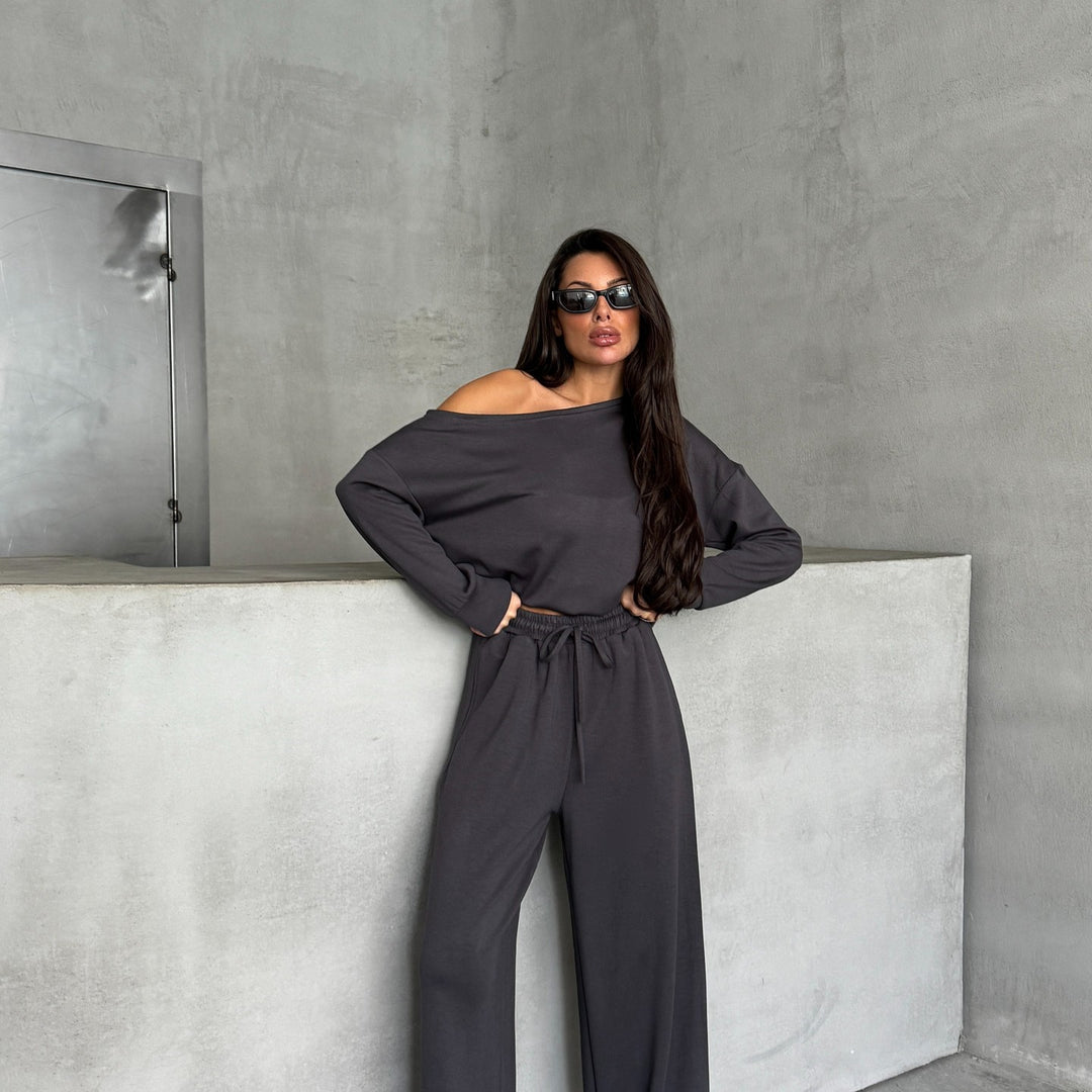 Damernas avslappnade jumpsuit med vida ben och off-shoulder design Mirla-Eva Jonsson