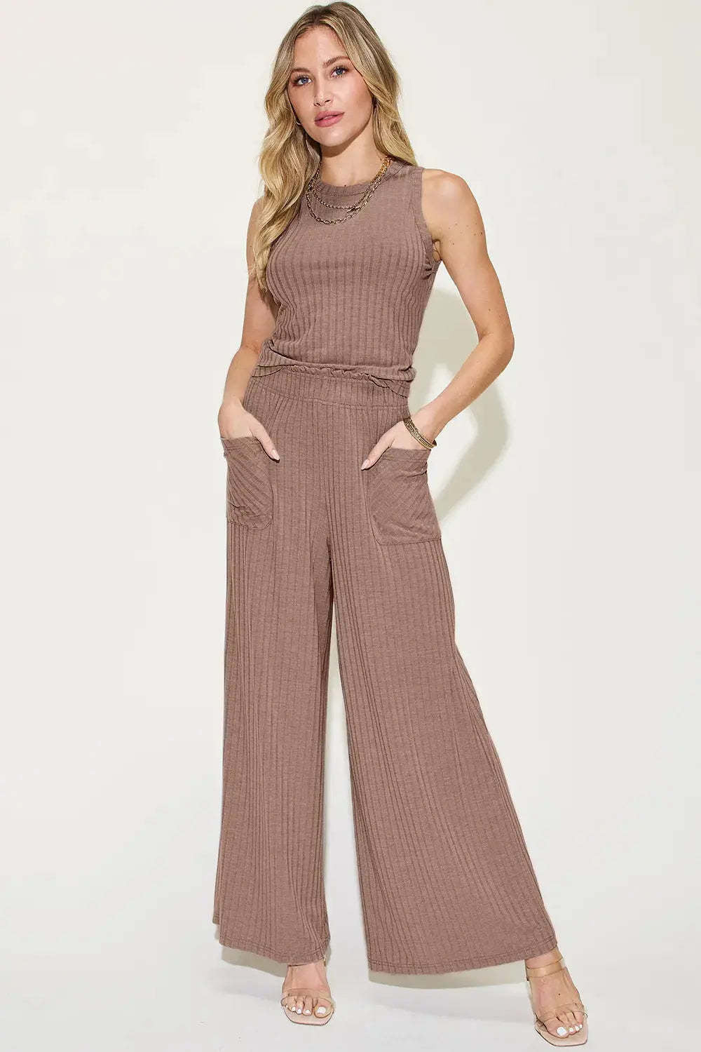 Damernas avslappnade jumpsuit med vida ben och praktiska fickor Mirla-Eva Jonsson