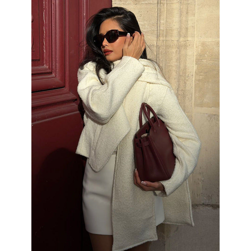 Damernas avslappnade kappa med modern skärning och voluminösa ärmar Mirla-Eva Jonsson