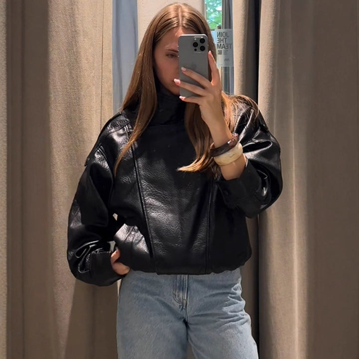 Damernas avslappnade konstläderjacka i oversized-snitt Mirla-Eva Jonsson
