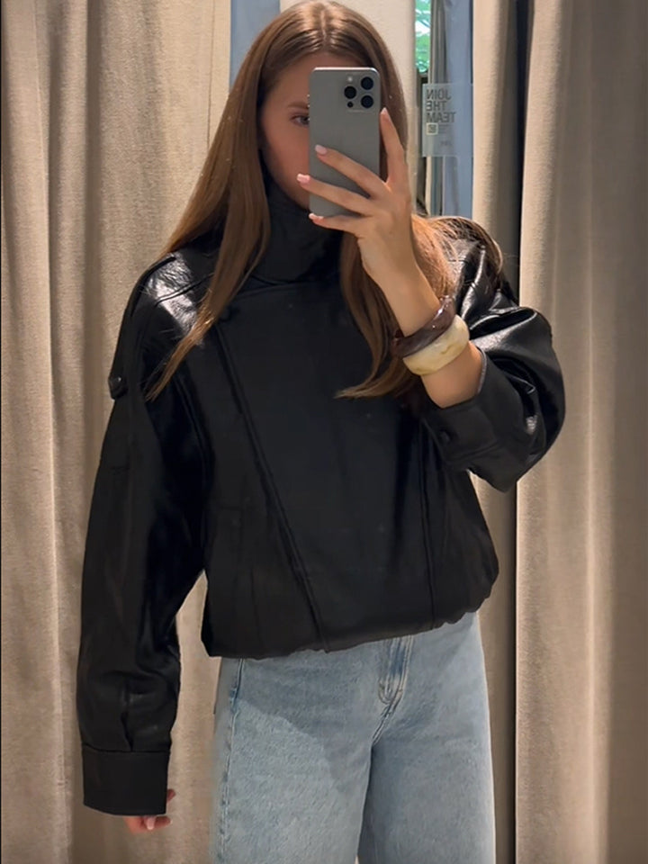 Damernas avslappnade konstläderjacka i oversized-snitt Mirla-Eva Jonsson