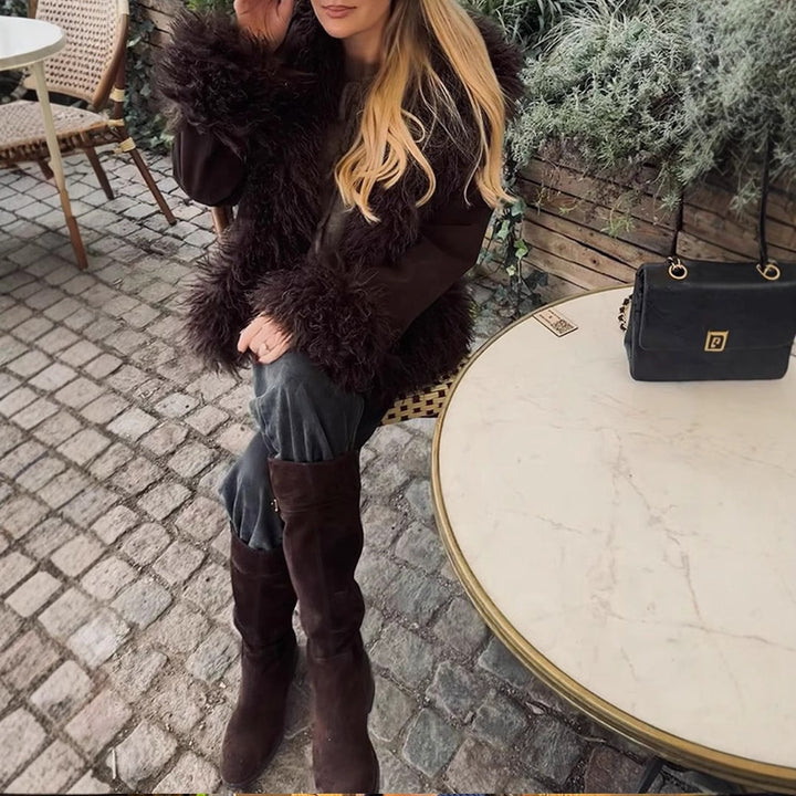 Damernas avslappnade kort jacka i fluffigt material med unik design Mirla-Eva Jonsson