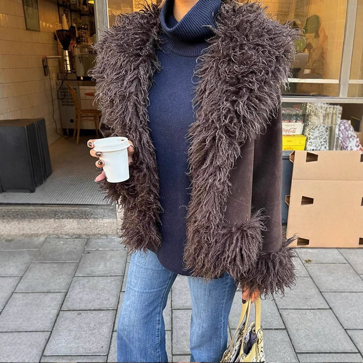 Damernas avslappnade kort jacka i fluffigt material med unik design Mirla-Eva Jonsson