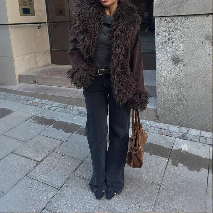 Damernas avslappnade kort jacka i fluffigt material med unik design Mirla-Eva Jonsson
