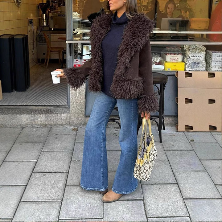 Damernas avslappnade kort jacka i fluffigt material med unik design Mirla-Eva Jonsson