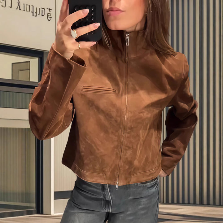 Damernas avslappnade kortjacka i moderiktig stil Mirla-Eva Jonsson