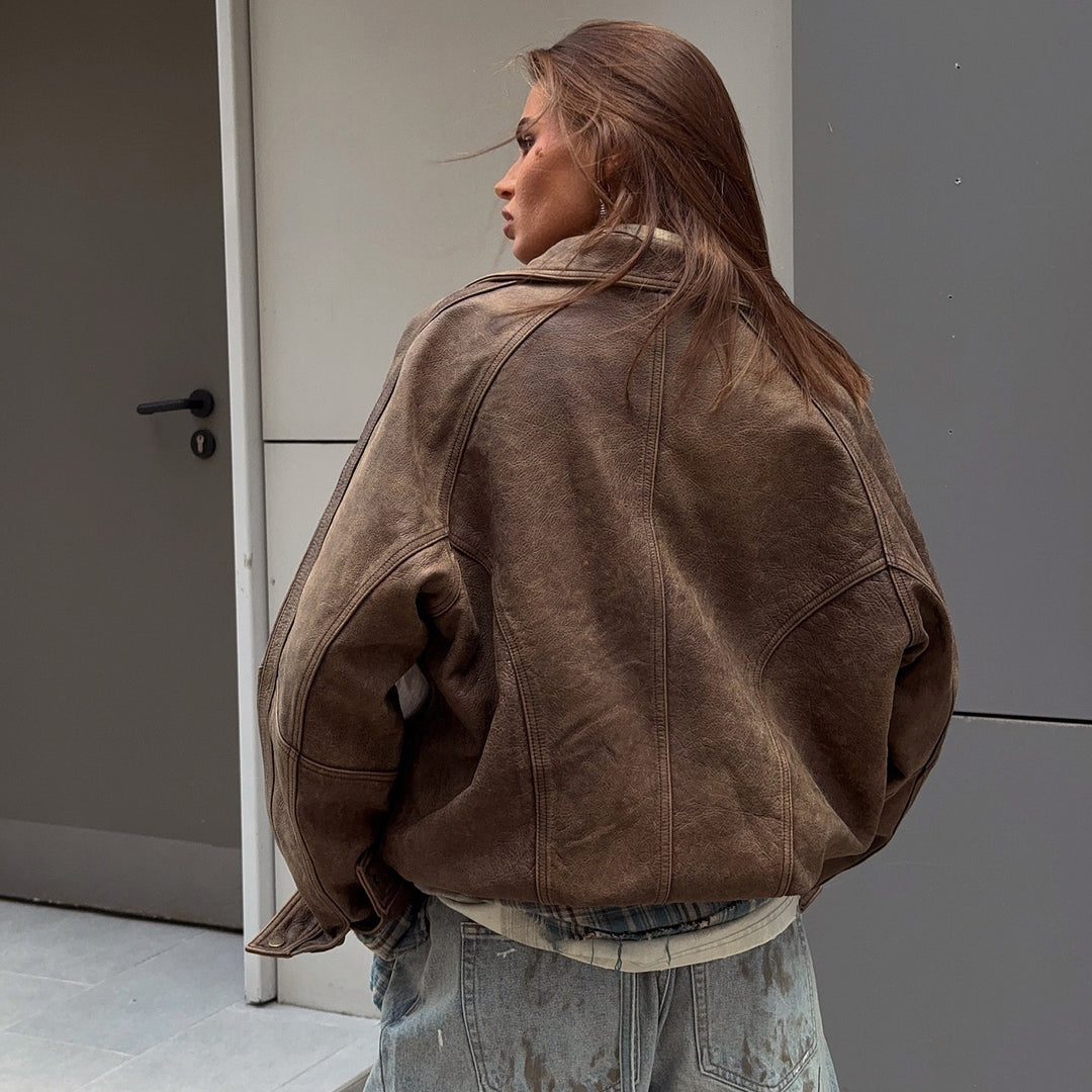 Damernas avslappnade läderjacka med oversized passform och praktiska fickor Mirla-Eva Jonsson