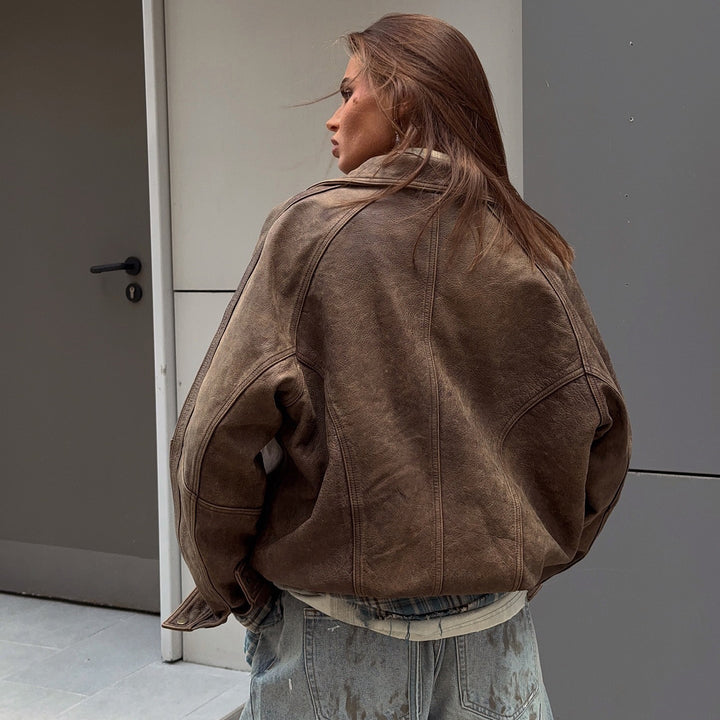 Damernas avslappnade läderjacka med oversized passform och praktiska fickor Mirla-Eva Jonsson