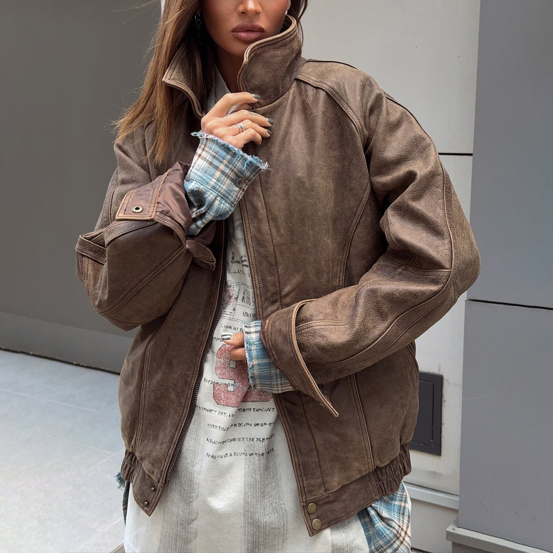 Damernas avslappnade läderjacka med oversized passform och praktiska fickor Mirla-Eva Jonsson