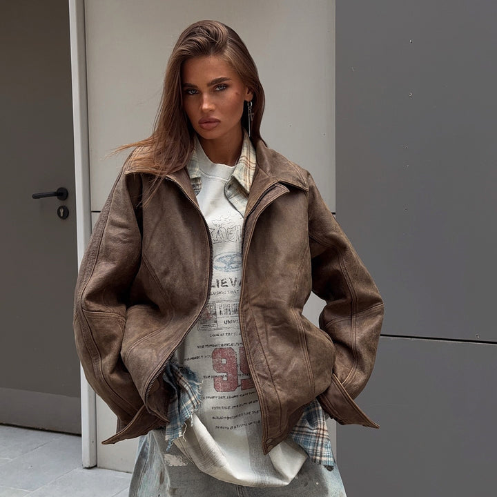Damernas avslappnade läderjacka med oversized passform och praktiska fickor Mirla-Eva Jonsson