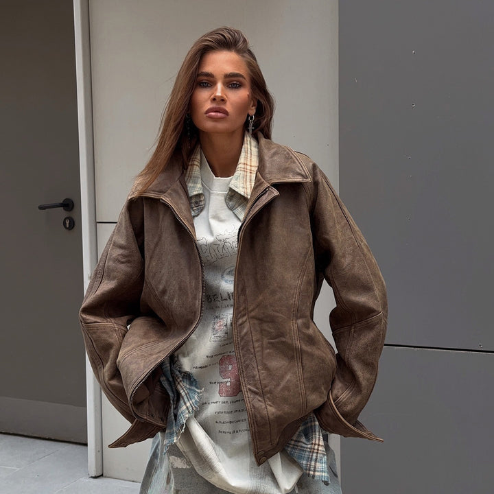 Damernas avslappnade läderjacka med oversized passform och praktiska fickor Mirla-Eva Jonsson