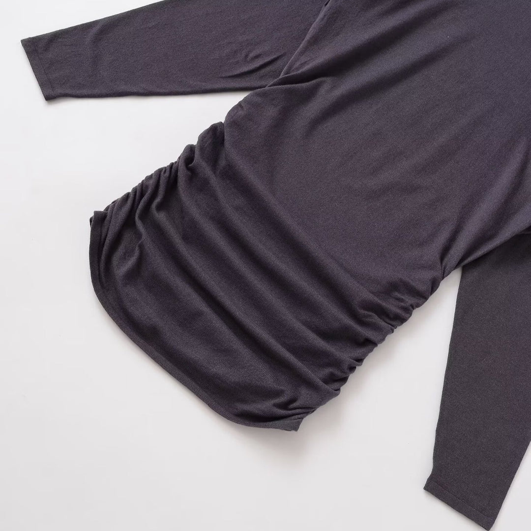 Damernas avslappnade långärmad topp med innovativa draperingar Mirla-Eva Jonsson