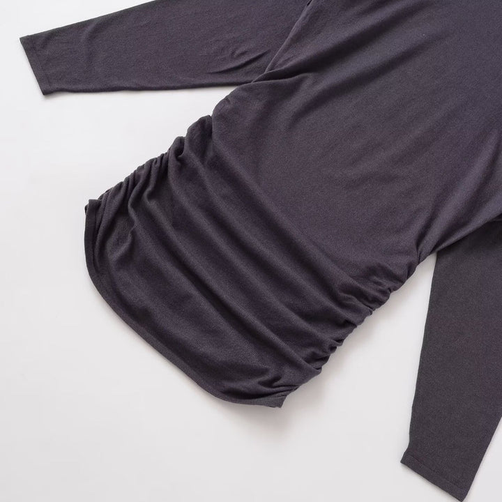 Damernas avslappnade långärmad topp med innovativa draperingar Mirla-Eva Jonsson