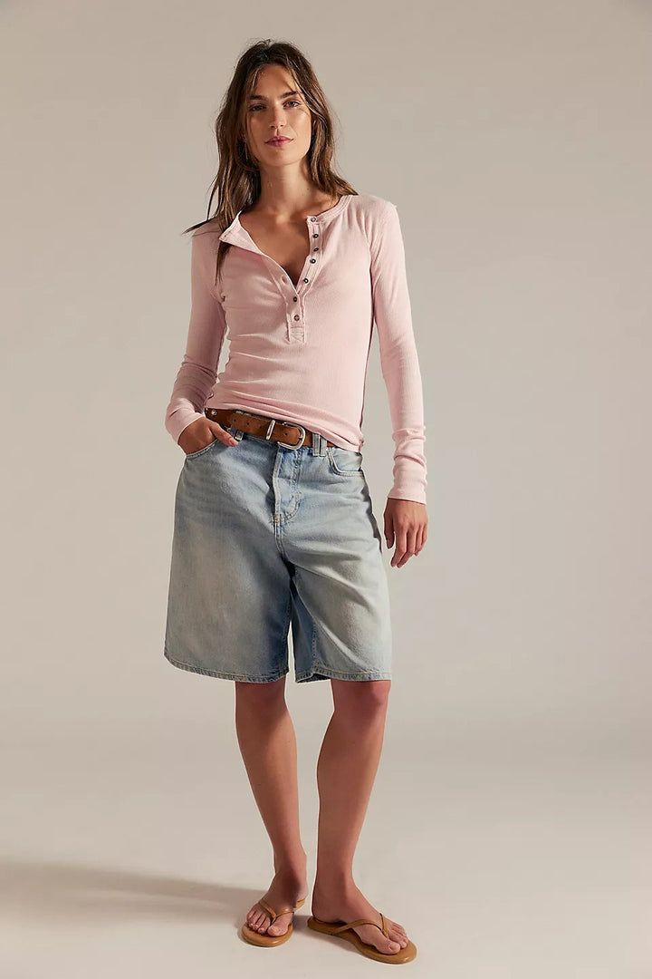 Damernas avslappnade långärmad tröja med knappslå och figursydd skärning Mirla-Eva Jonsson