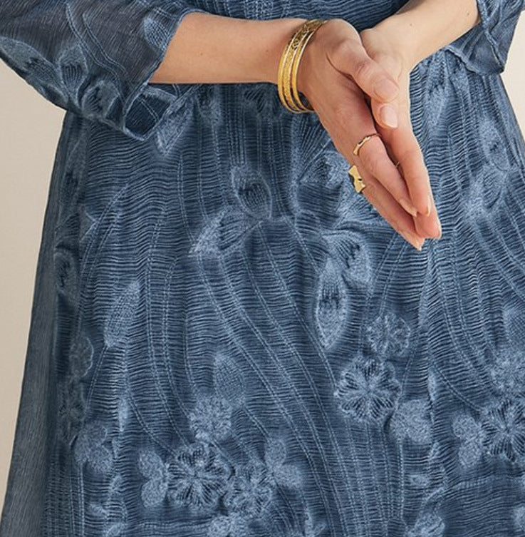 Damernas avslappnade midiklänning med blommönster och ¾-ärmar Mirla-Eva Jonsson