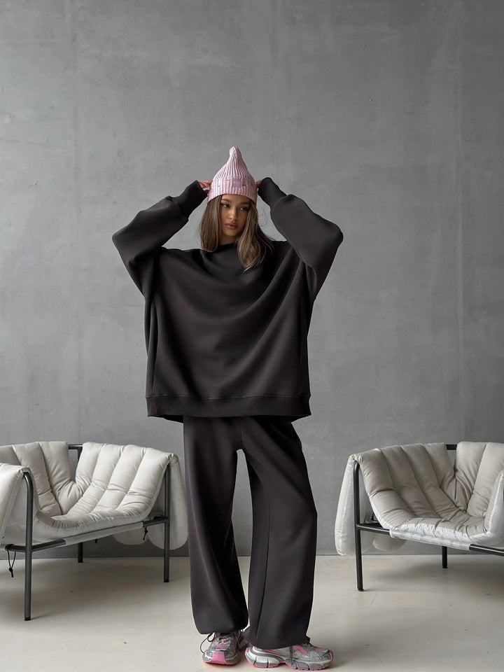 Damernas avslappnade överdimensionerade sweatshirt och joggingbyxor set Mirla-Eva Jonsson