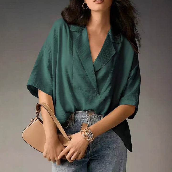 Damernas avslappnade oversize-blus med modern passform och V-hals Mirla-Eva Jonsson