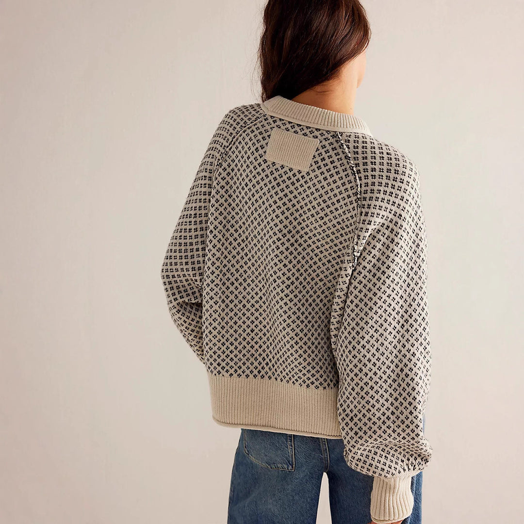 Damernas avslappnade oversize stickad tröja med moderna detaljer Mirla-Eva Jonsson