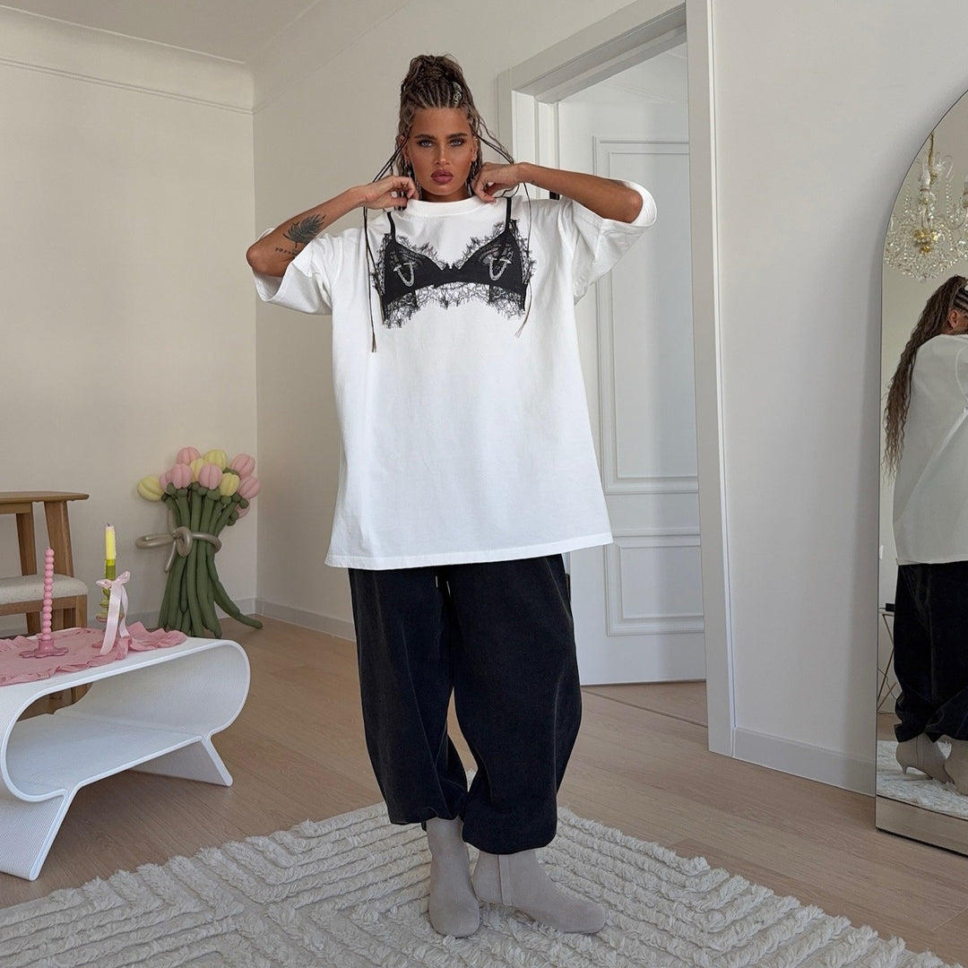 Damernas avslappnade oversized T-shirt med kreativ spetstryck Mirla-Eva Jonsson