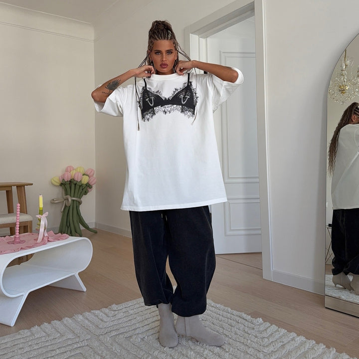 Damernas avslappnade oversized T-shirt med kreativ spetstryck Mirla-Eva Jonsson