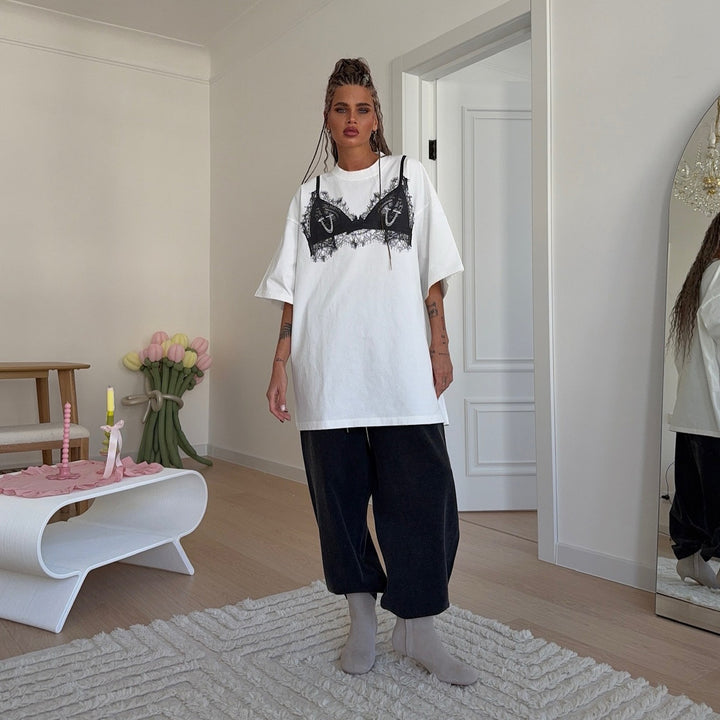 Damernas avslappnade oversized T-shirt med kreativ spetstryck Mirla-Eva Jonsson