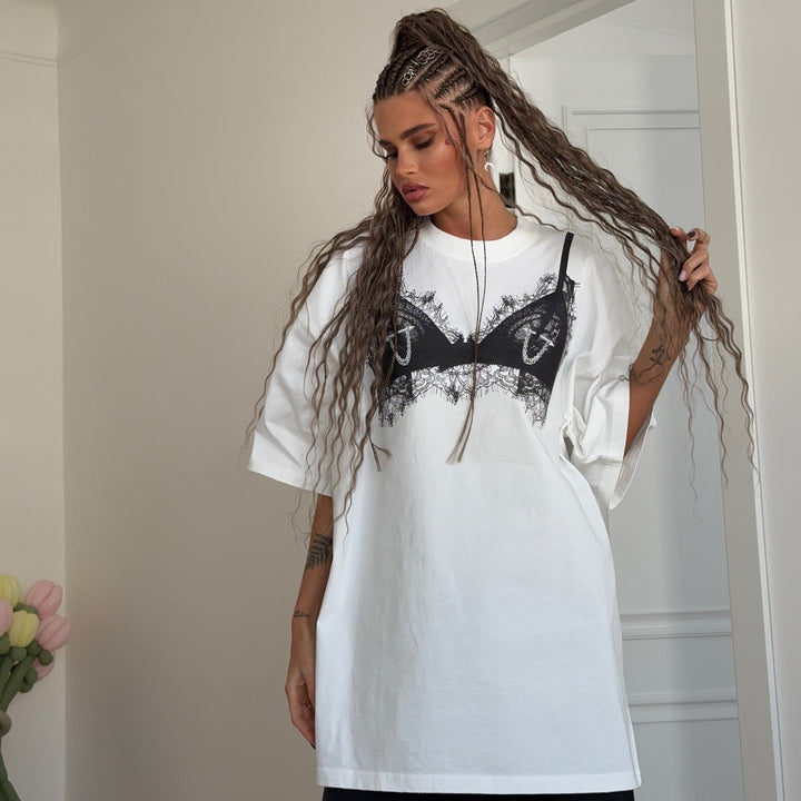 Damernas avslappnade oversized T-shirt med kreativ spetstryck Mirla-Eva Jonsson