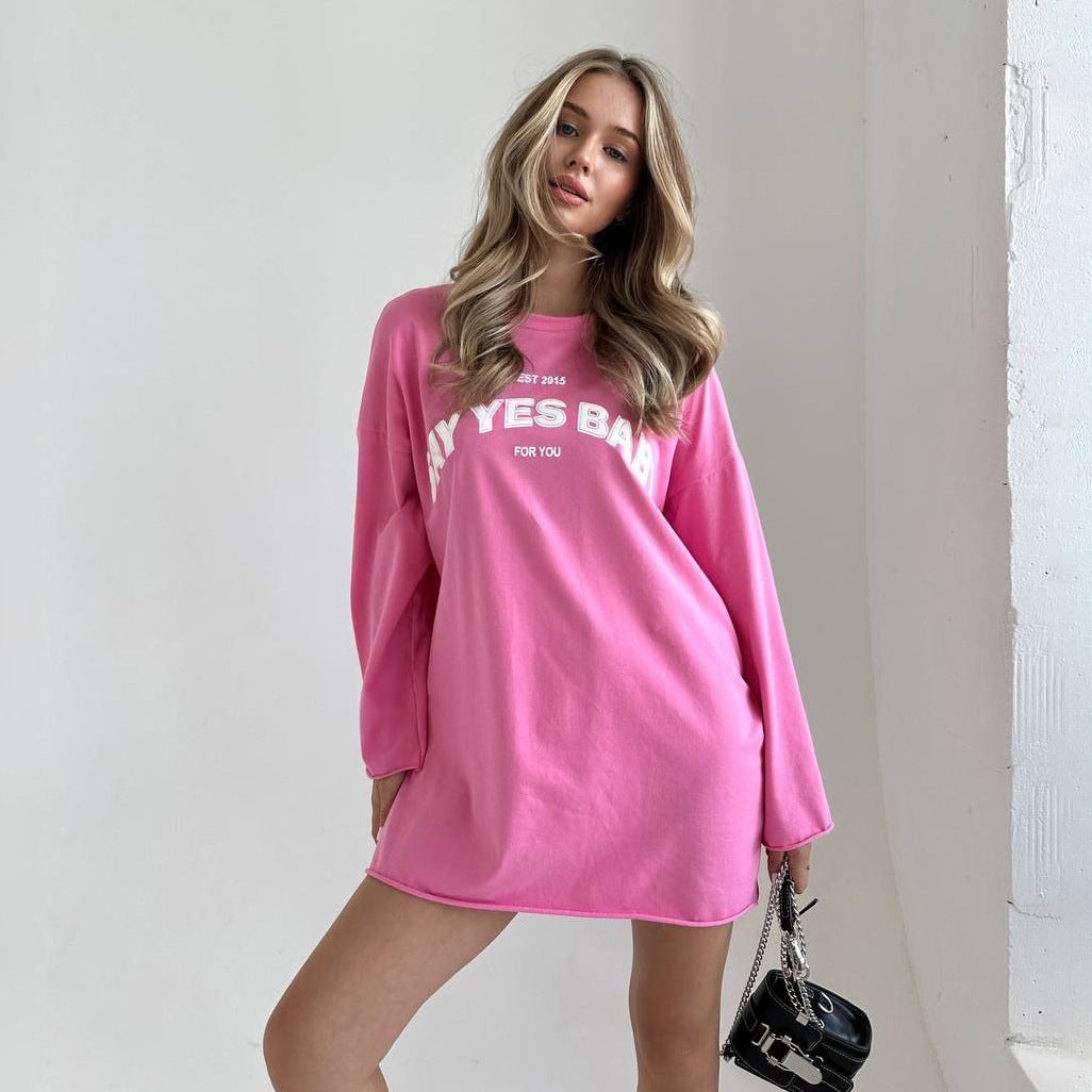 Damernas avslappnade oversized T-shirt med kreativ text Mirla-Eva Jonsson